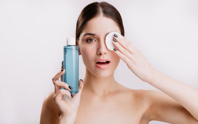 Agua Micelar vs. Desmaquillante Bifásico: Diferencias y Cuál Elegir para Piel Grasa