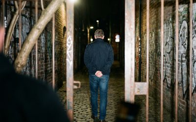 Qué significa caminar con las manos atrás de la espalda, según la psicología